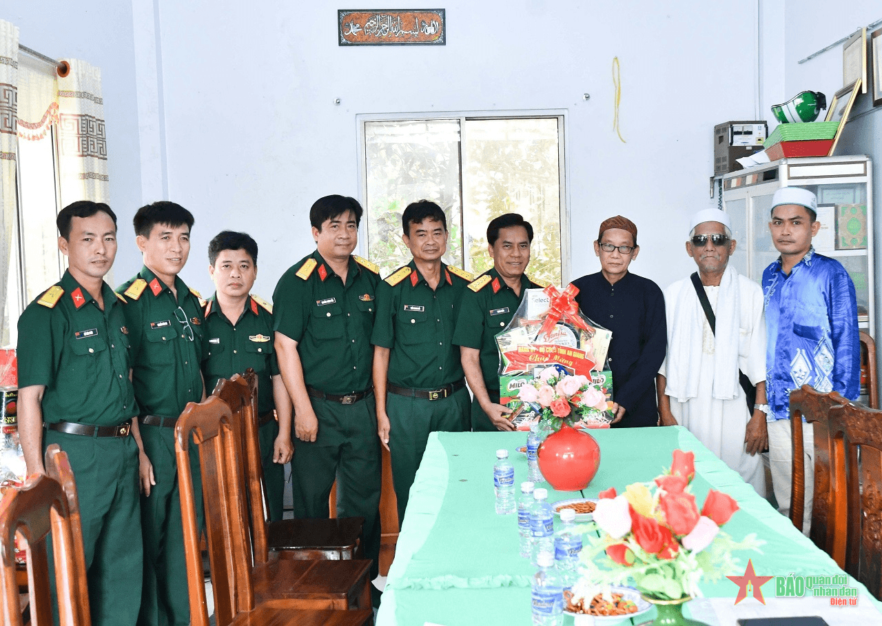 An Giang: Thăm, tặng quà cộng đồng dân tộc Chăm nhân Tháng Ramadan