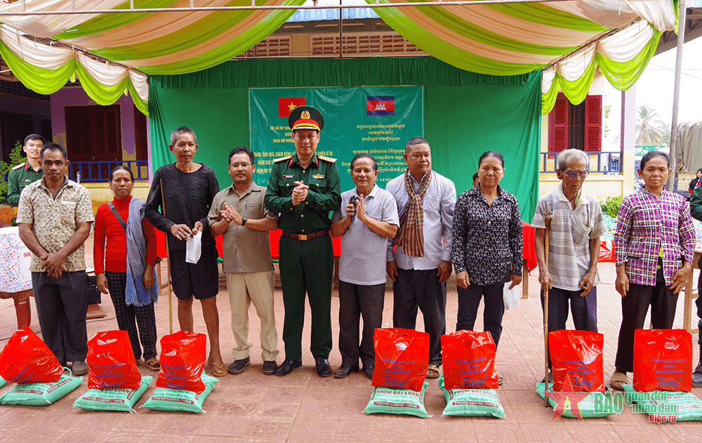 Bộ CHQS tỉnh Đắk Lắk tổ chức hoạt động khám bệnh, tặng quà cho nhân dân tỉnh Mondulkiri (Campuchia)