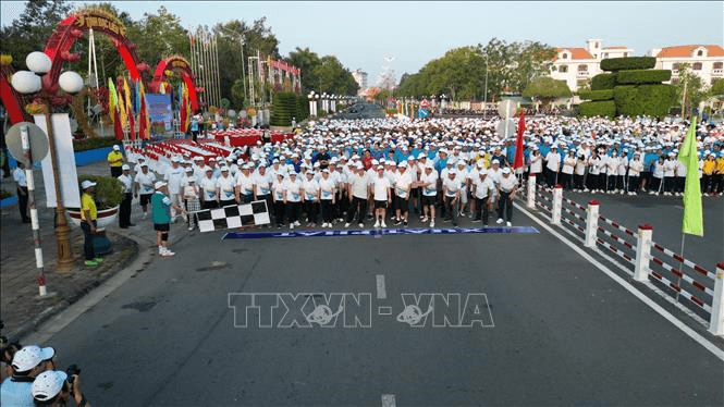 Kêu gọi người dân chạy bộ để rèn luyện sức khỏe, giúp đỡ người khó khăn