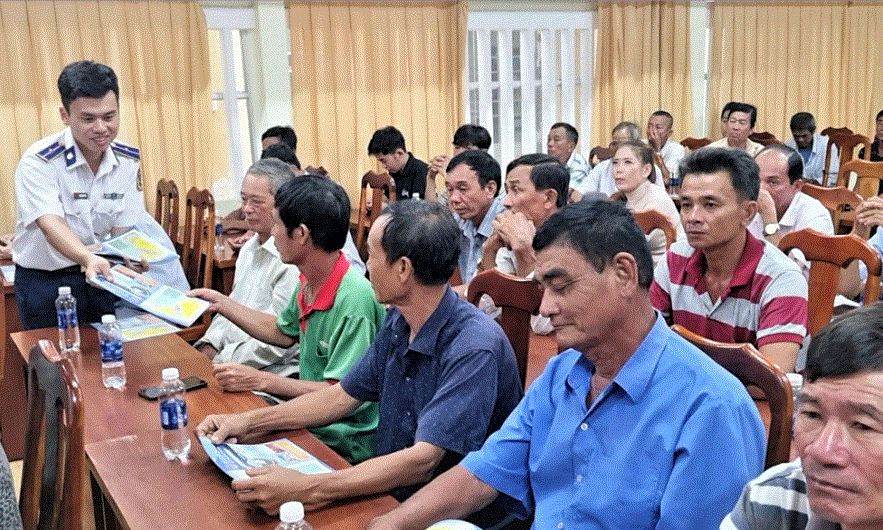 Đem kiến thức pháp luật đến với ngư dân Rạch Gốc