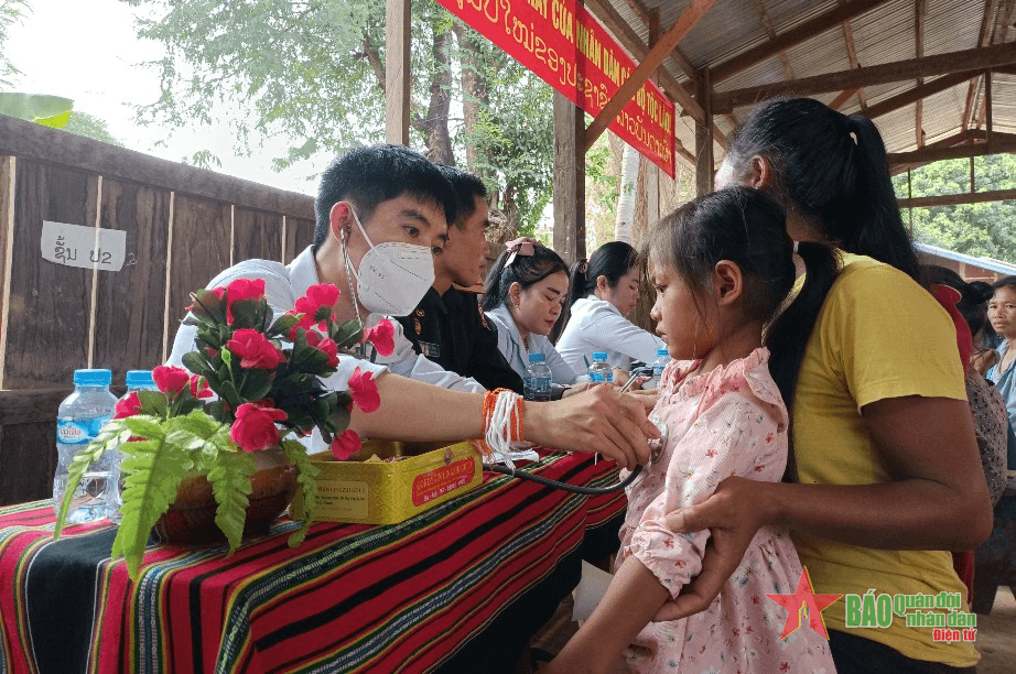 Bộ CHQS tỉnh Bình Định: Sẻ chia khó khăn với người dân vùng Nam Lào