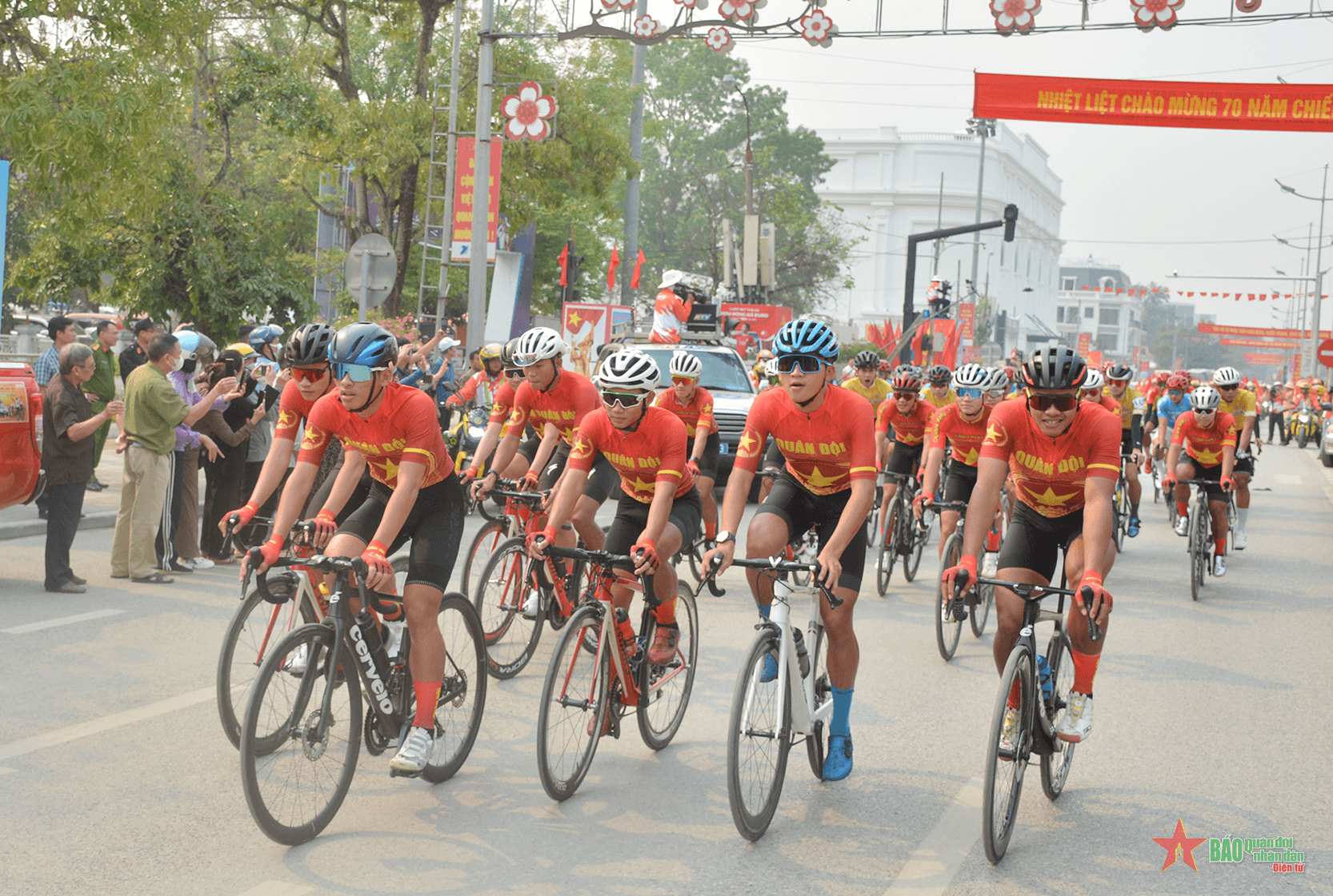 Diễu hành chào mừng Cuộc đua xe đạp toàn quốc tranh Cúp Truyền hình Thành phố Hồ Chí Minh lần thứ 36