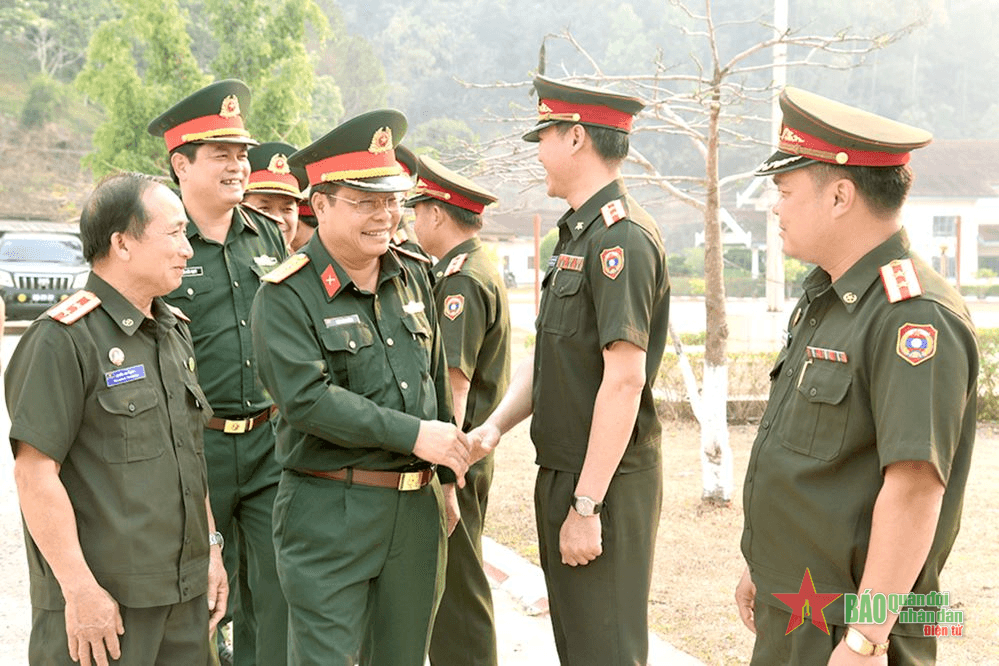 Bộ tư lệnh Quân khu 4 thăm, chúc Tết cổ truyền Bunpimay tại Lào