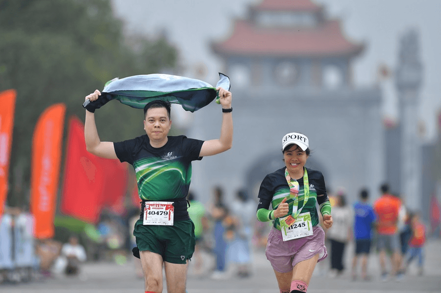 Gần 6.000 người tranh tài tại giải marathon Đền Hùng