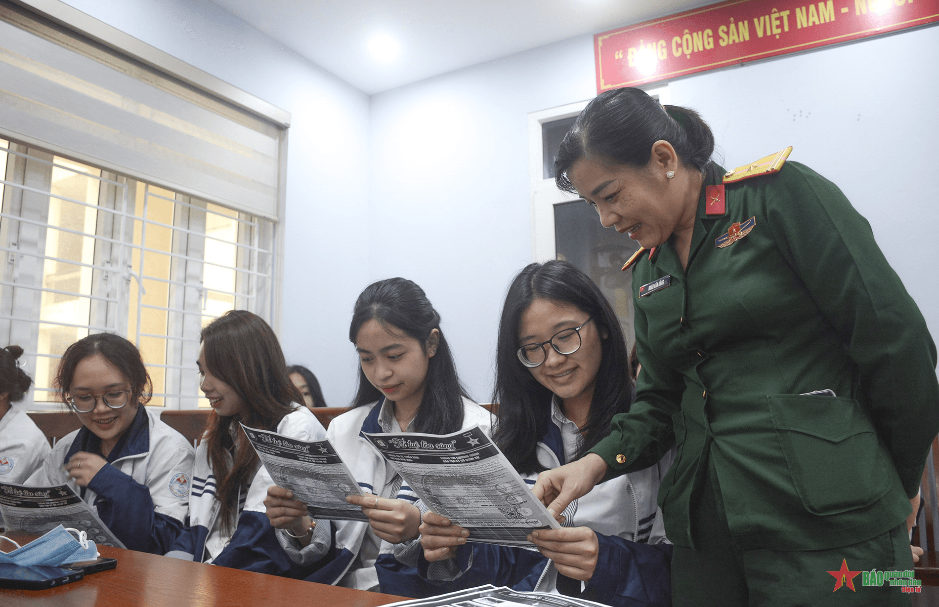 Hà Nội: Ban CHQS quận Hai Bà Trưng tuyên truyền, tư vấn tuyển sinh quân sự năm 2024