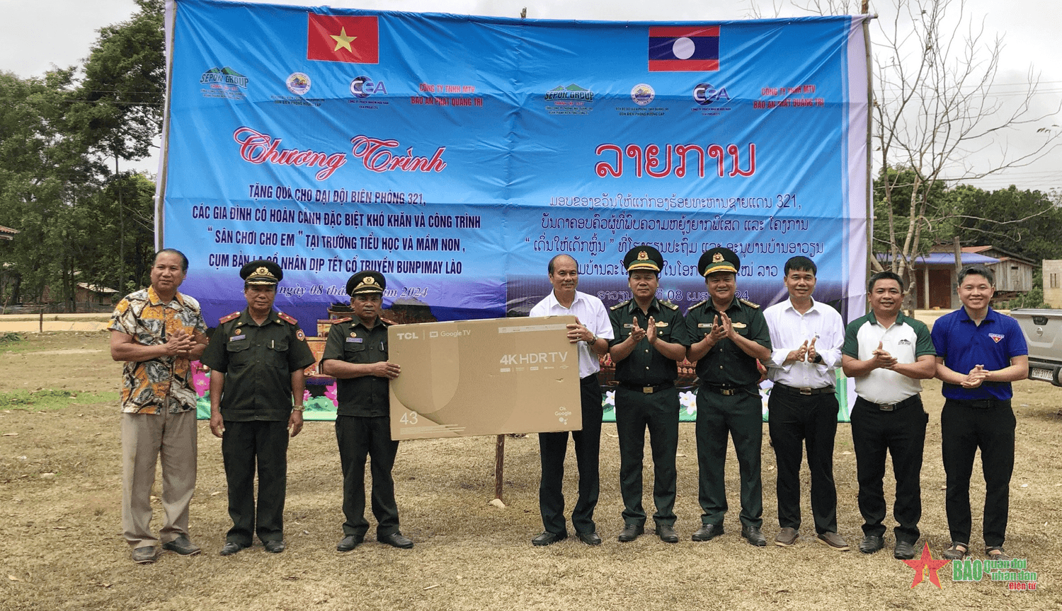 Tặng quà, chúc tết lực lượng bảo vệ biên giới và nhân dân Lào