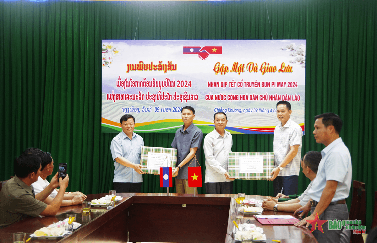 Bộ đội Biên phòng tỉnh Sơn La chúc Tết cổ truyền Bunpimay Bộ CHQS tỉnh và Công an tỉnh Huaphanh, Lào