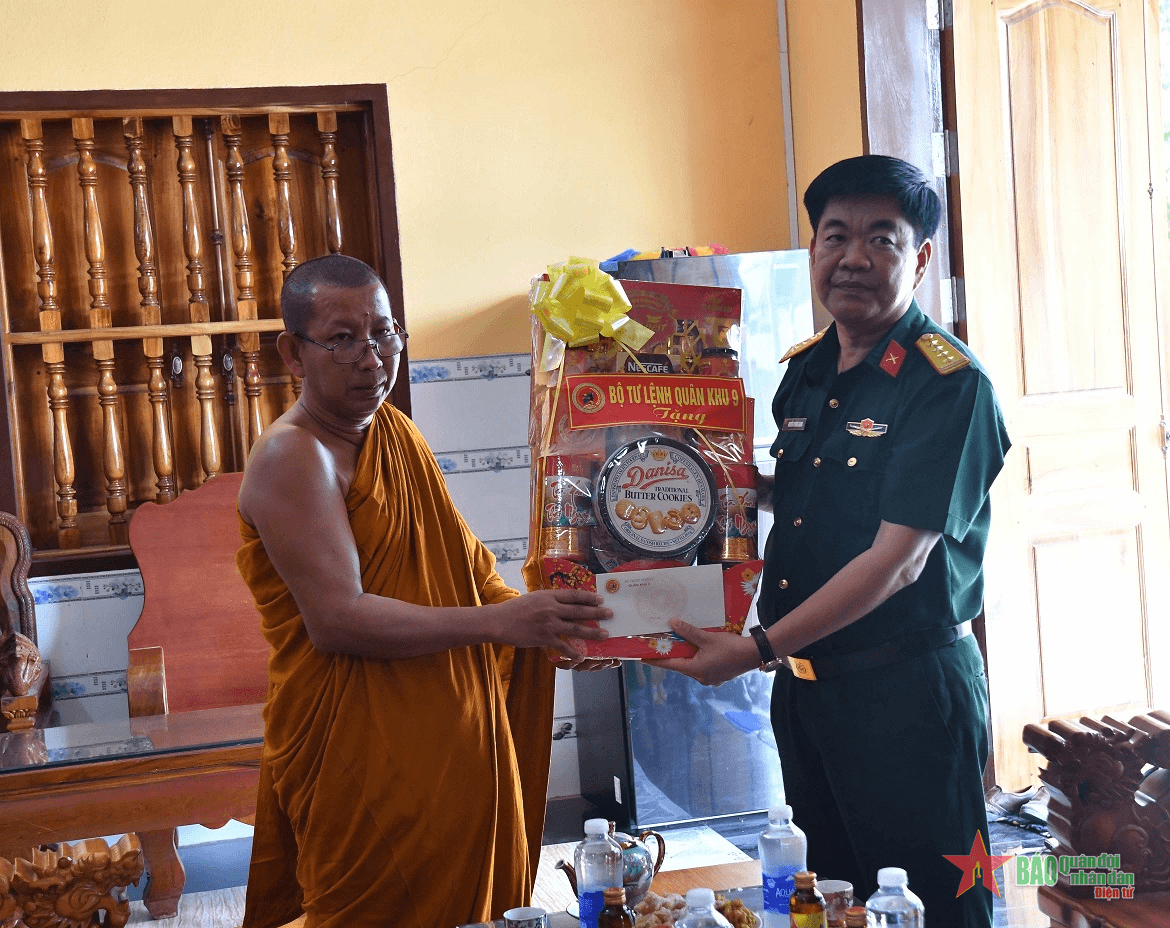 Quân khu 9 chúc Tết Chol Chnam Thmay trên địa bàn tỉnh An Giang