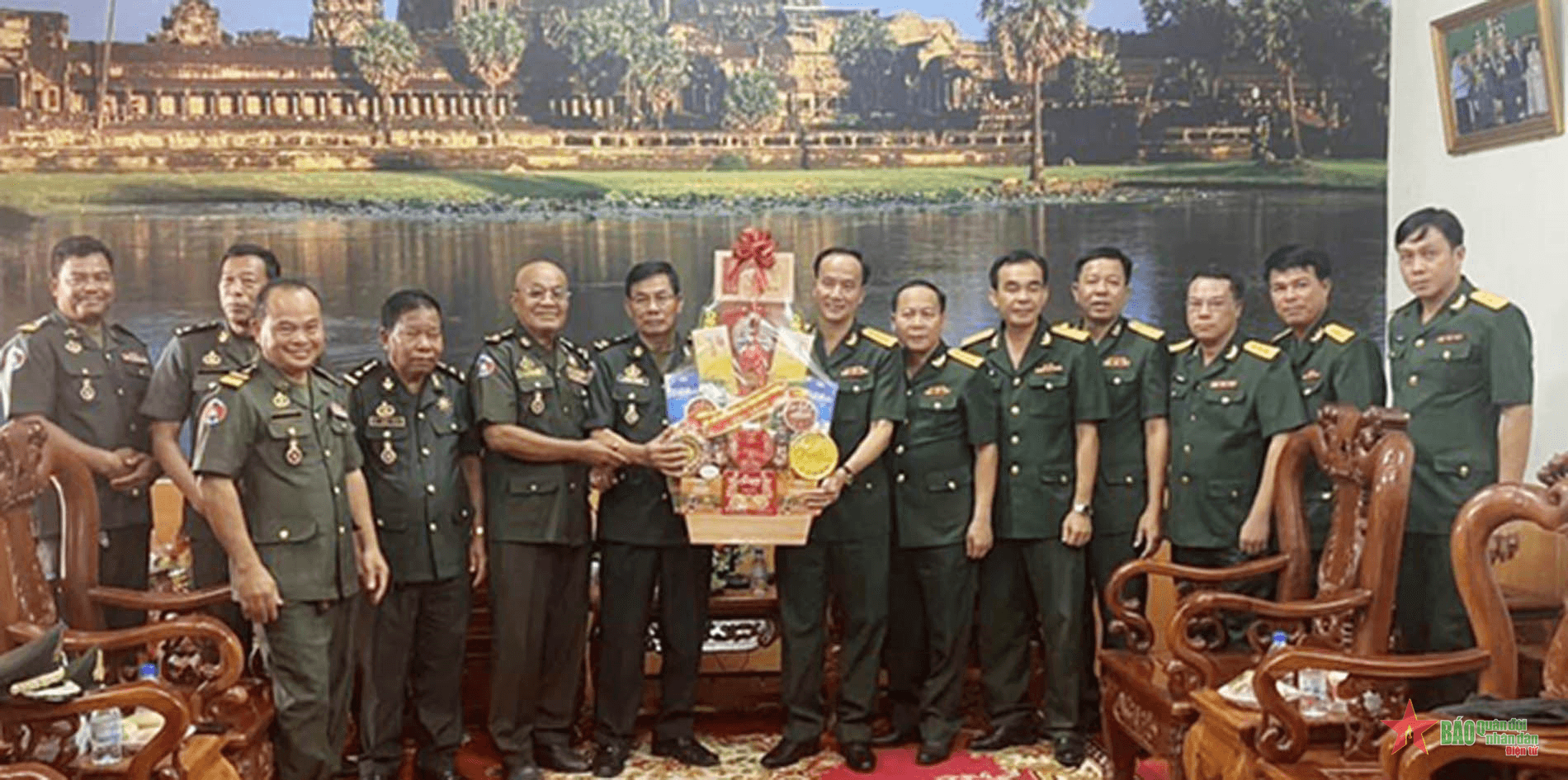 Bộ CHQS tỉnh Bình Phước thăm, chúc Tết Chol Chnam Thmay các đơn vị tỉnh Kratie, Campuchia