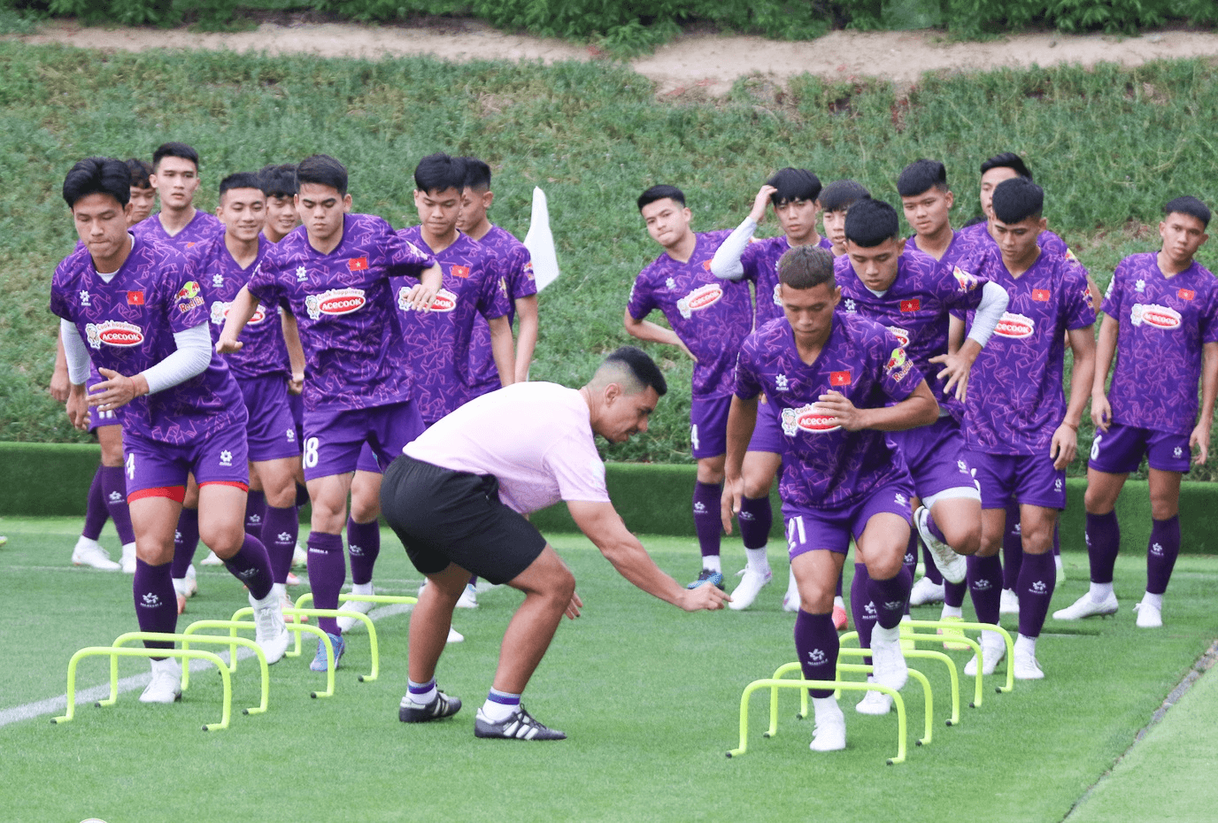 Cầu thủ U23 Việt Nam căng sức tập luyện