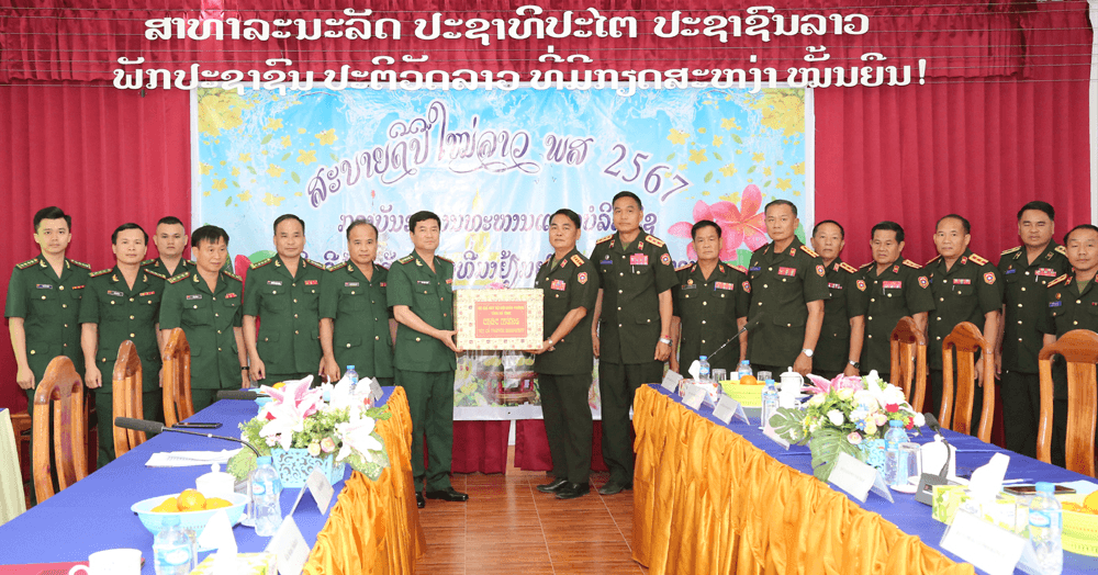 Bộ đội Biên phòng tỉnh Hà Tĩnh chúc Tết Bunpimay lực lượng vũ trang Lào
