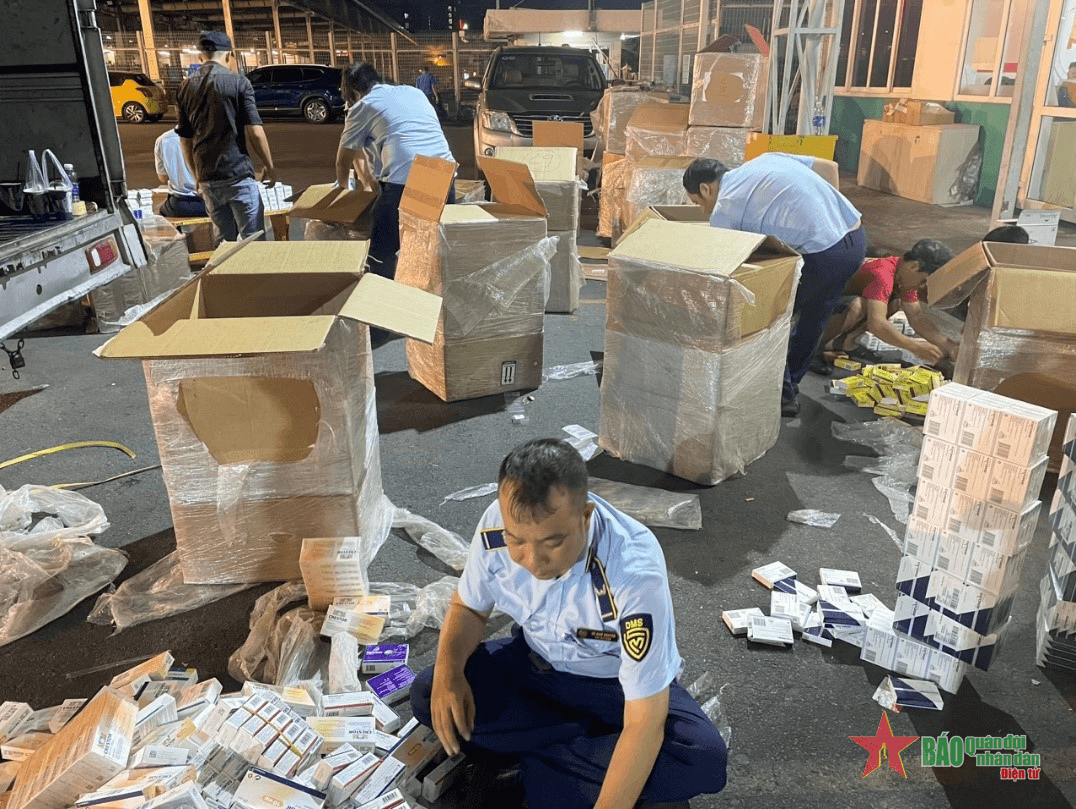 Tạm giữ hơn 18.000 hộp thuốc tân dược tại khuôn viên kho quốc nội sân bay Tân Sơn Nhất