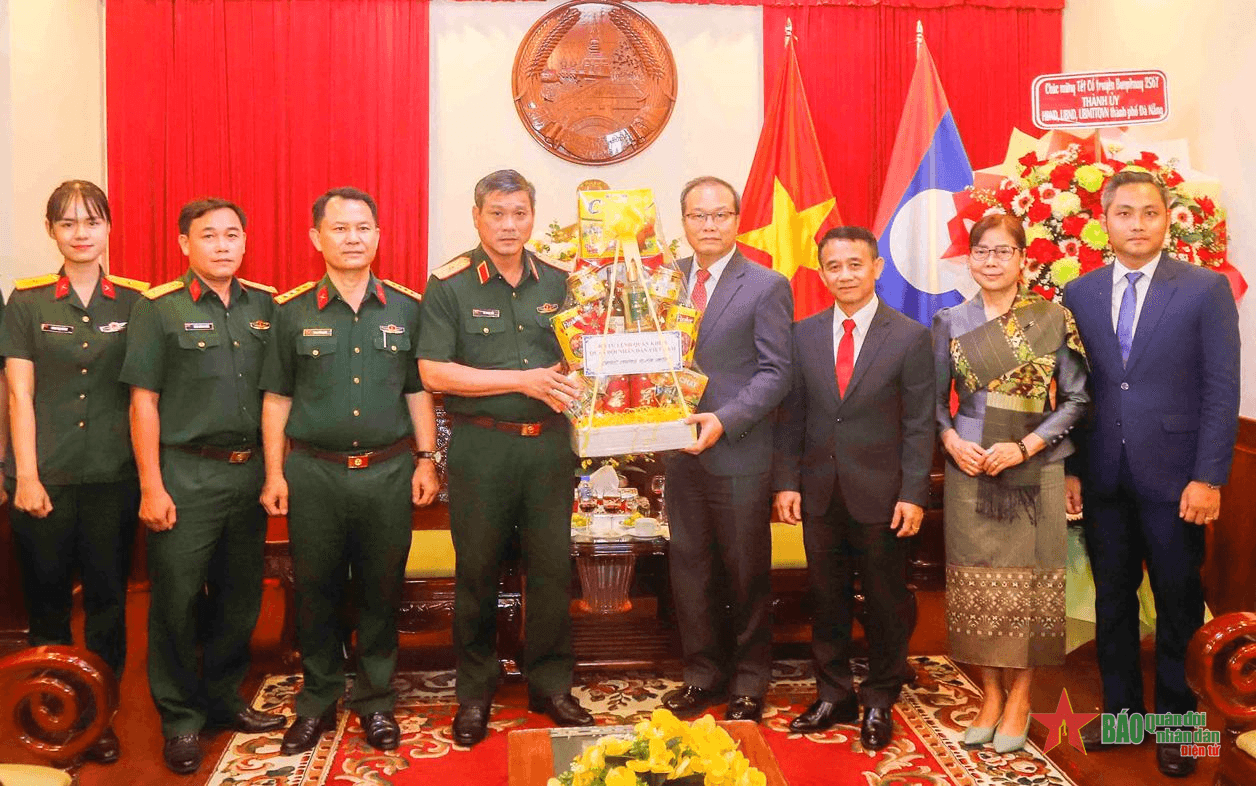 Quân khu 5 chúc Tết Bunpimay Tổng lãnh sự quán Lào