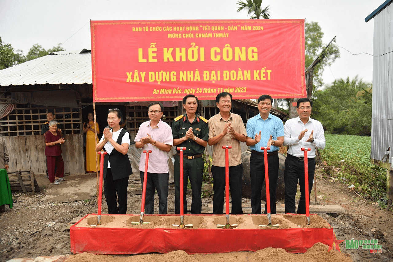 Quân dân Kiên Giang mừng Chol Chnam Thmay

​