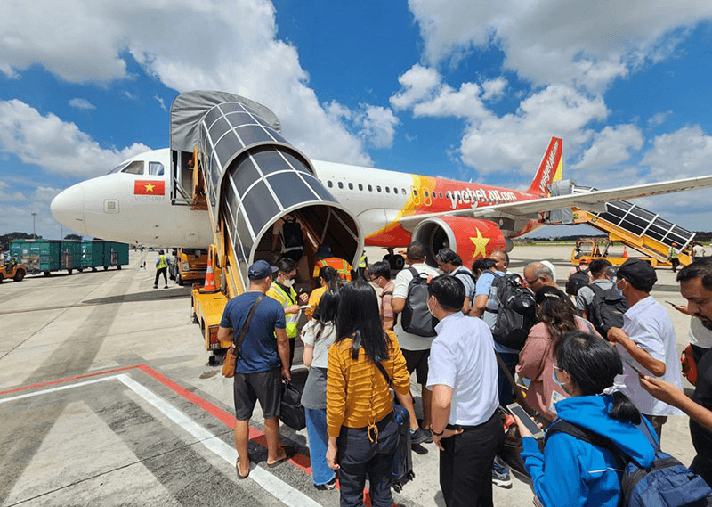 Giá vé máy bay nội địa tăng cao