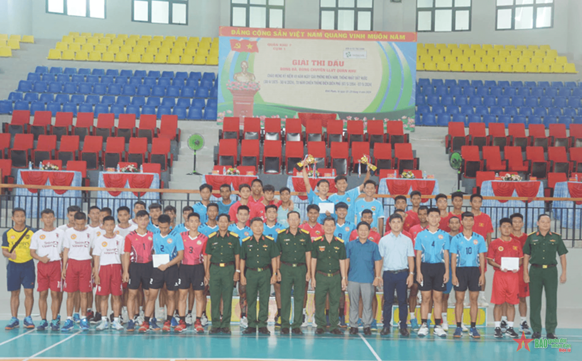 Hơn 700 vận động viên dự giải bóng đá, bóng chuyền Quân khu 7