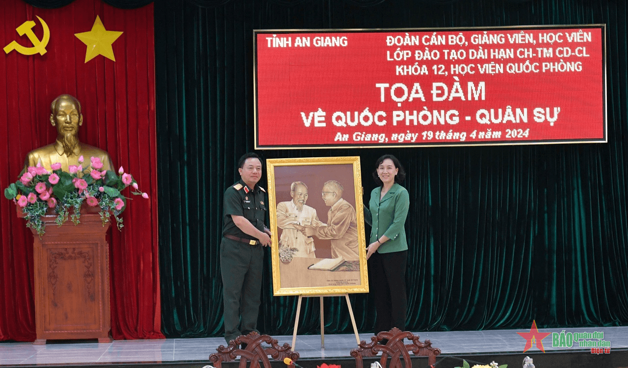 An Giang tổ chức tọa đàm về quân sự, quốc phòng