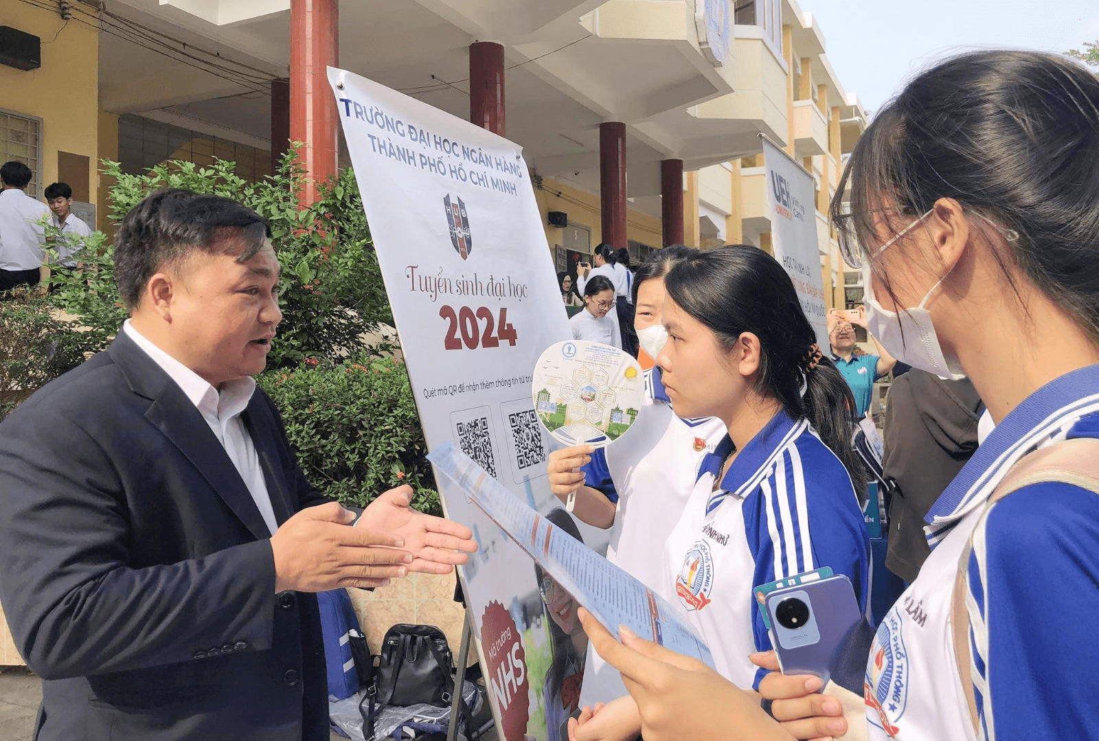 Sôi nổi ngày hội hướng nghiệp cho học sinh