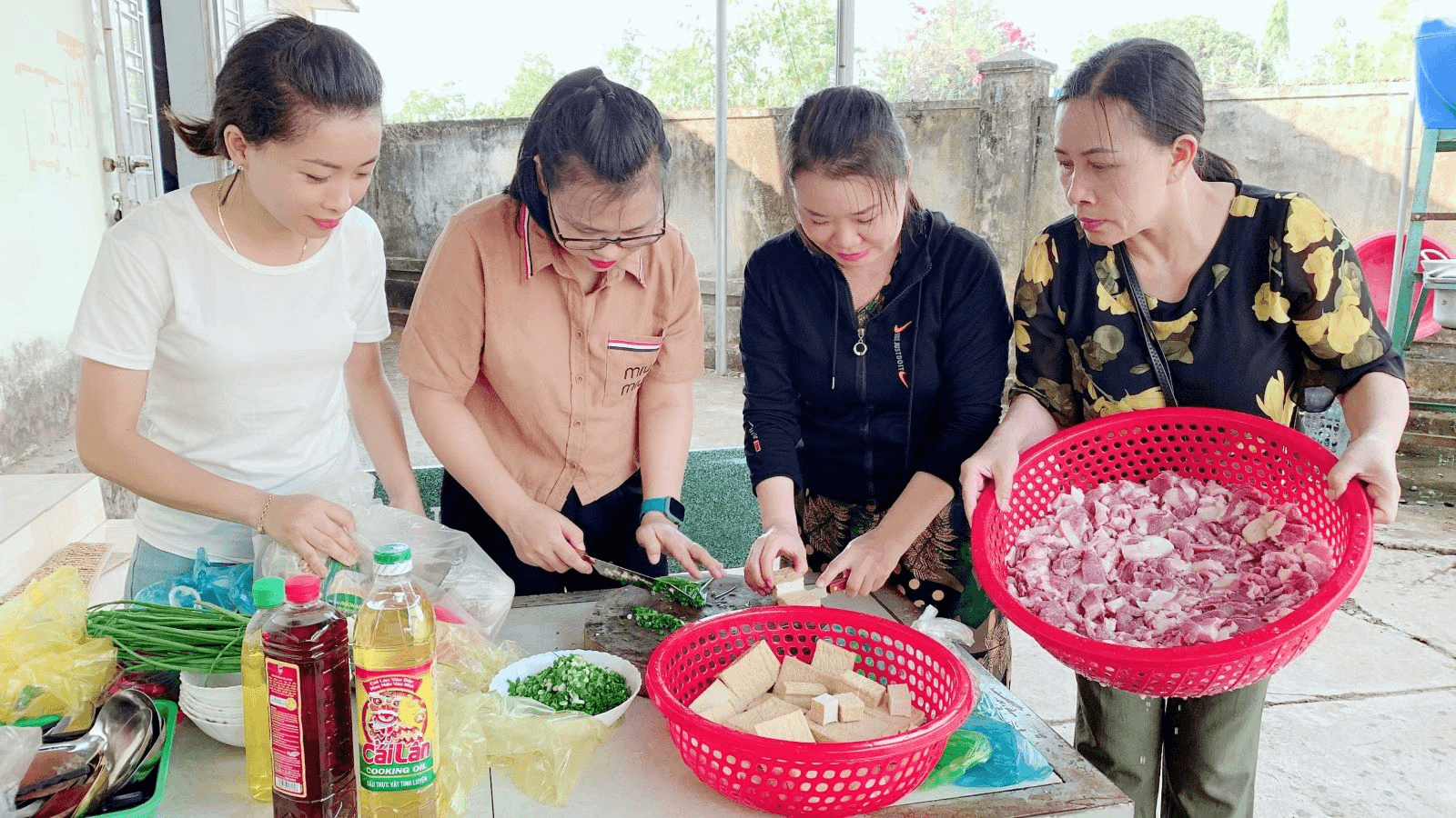 “Bếp nấu yêu thương” của học sinh nghèo ở Đắk Nuê