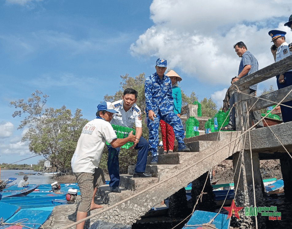 Hải đoàn 42 chia sẻ khó khăn với người dân vùng hạn mặn Năm Căn