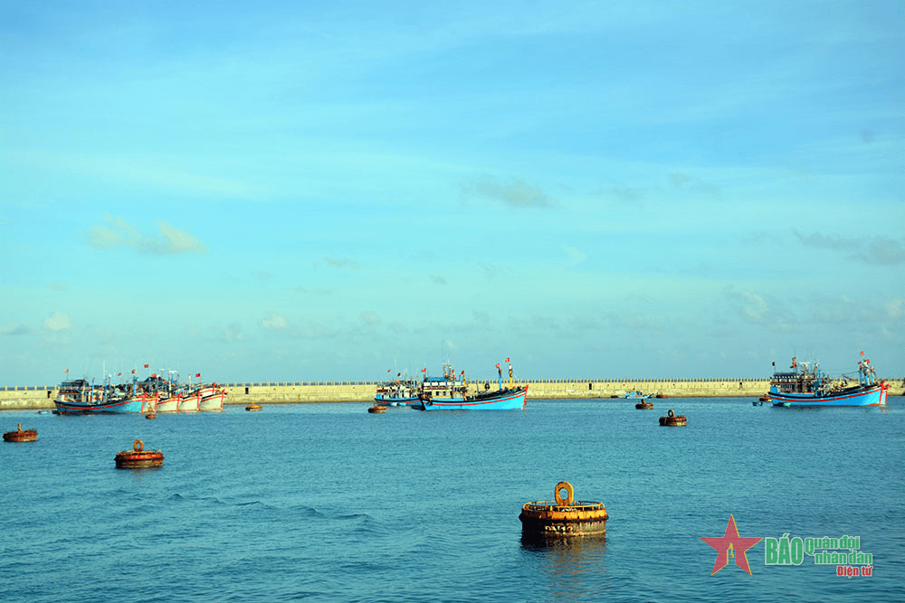 Điểm tựa của ngư dân giữa trùng khơi