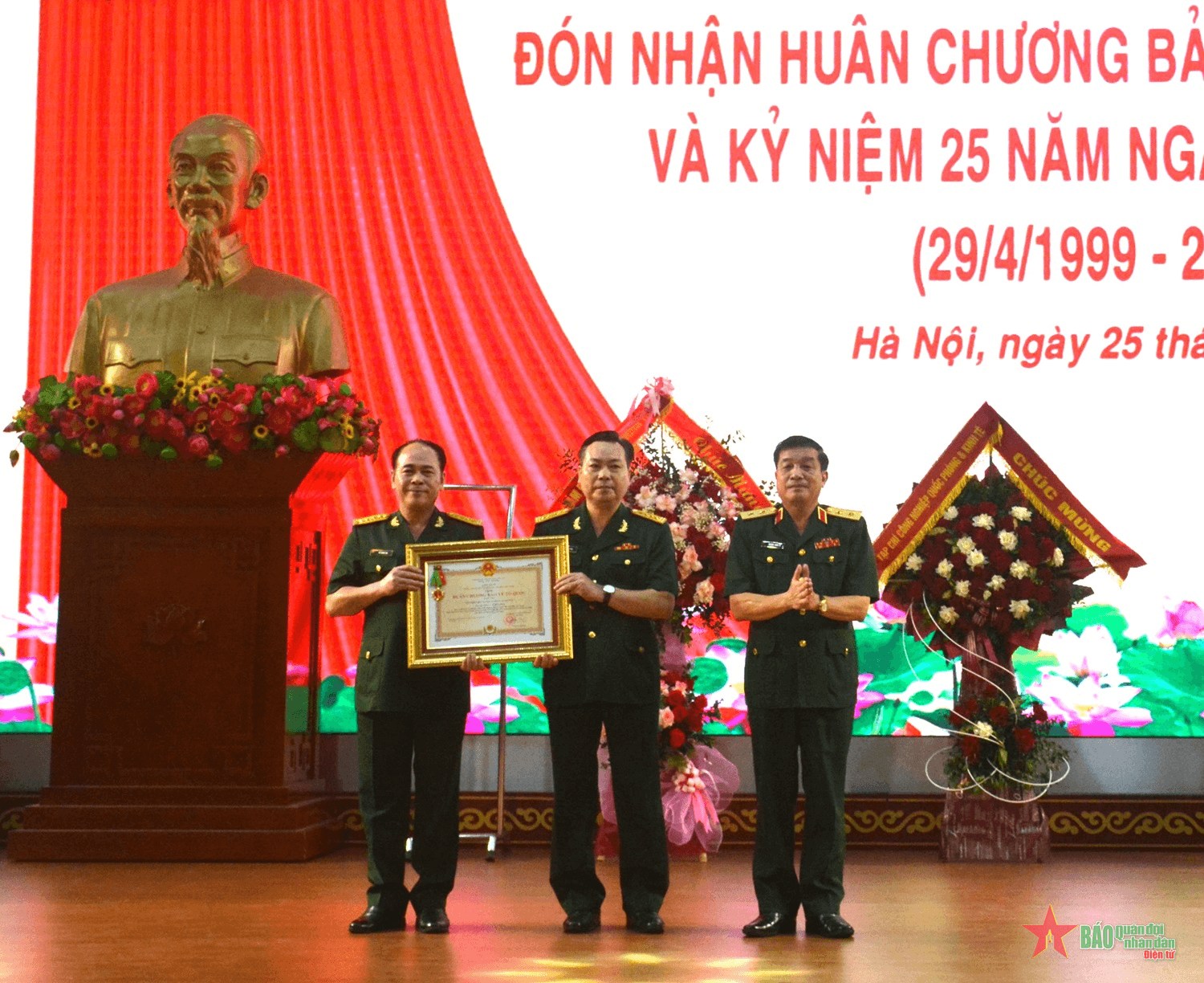 Viện Khoa học xã hội và Nhân văn Quân sự đón nhận Huân chương Bảo vệ Tổ quốc hạng Nhì