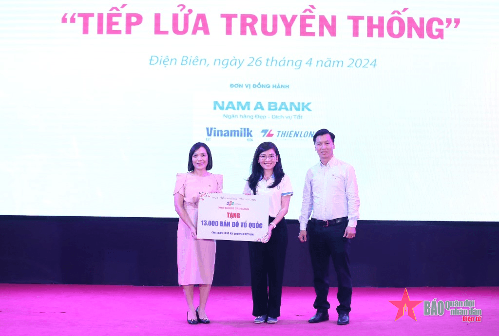 Trao 13.000 bản đồ Việt Nam tặng các trường học trên cả nước