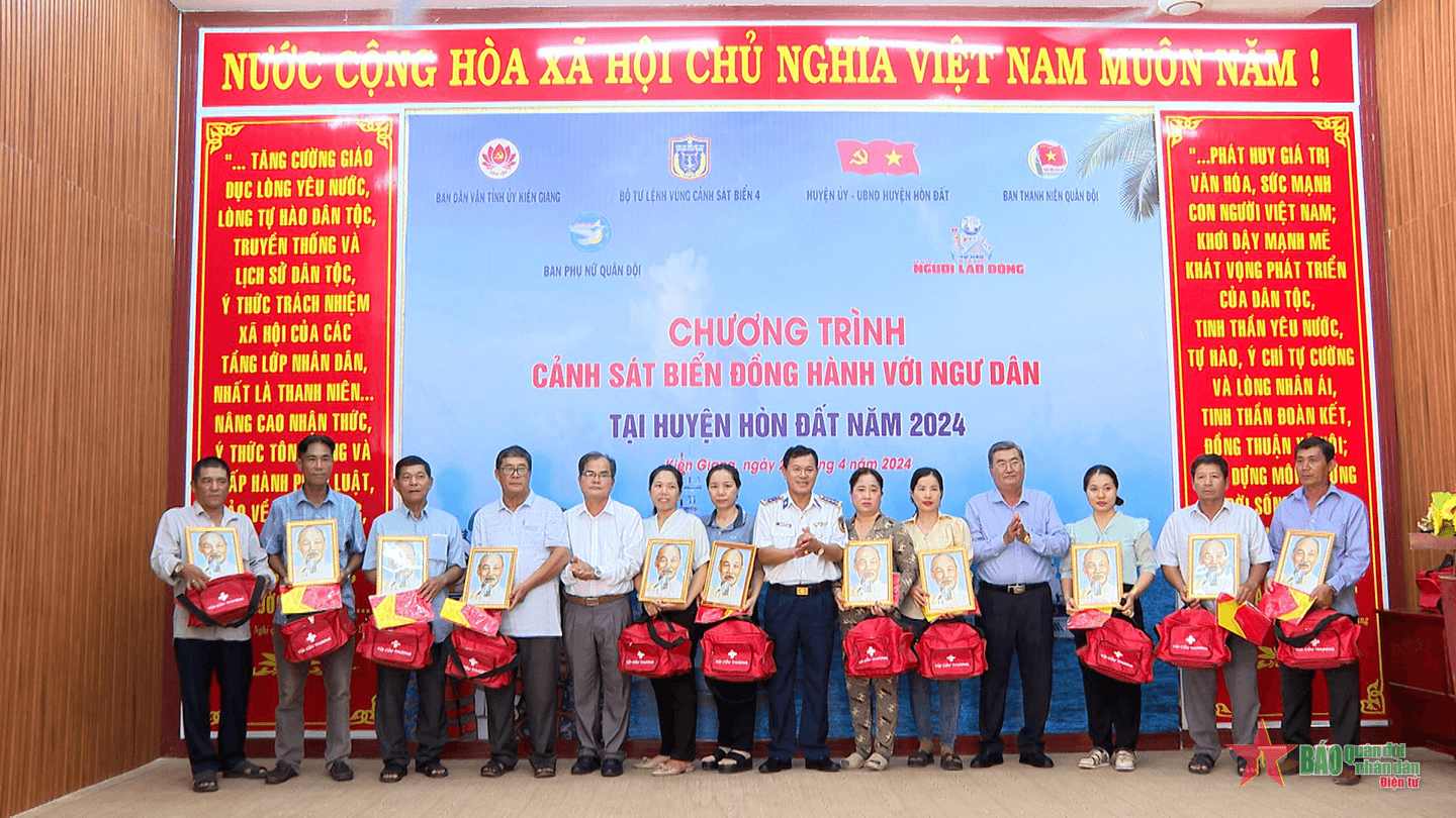 Bộ tư lệnh Vùng Cảnh sát biển 4: Nhiều hoạt động ý nghĩa đồng hành cùng ngư dân