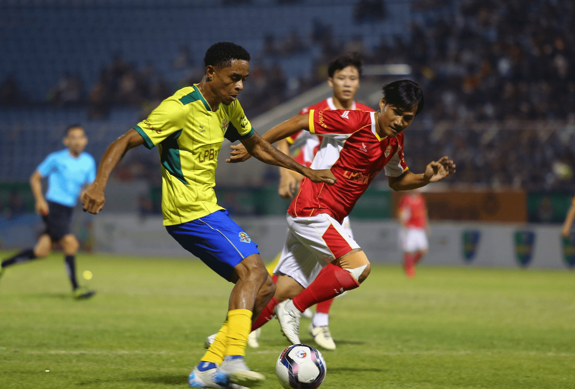 Đội danh thủ bóng đá Brazil phô diễn sức mạnh tại Việt Nam