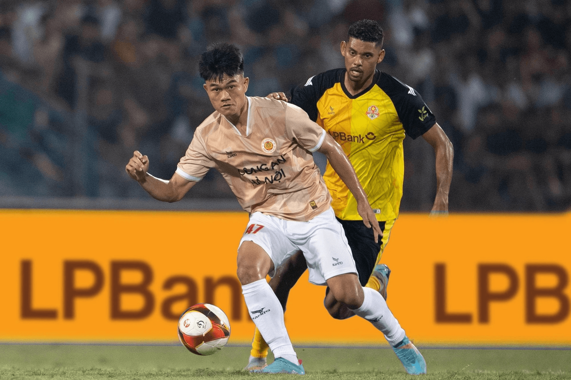 Công an Hà Nội FC thắng đậm đội danh thủ bóng đá Brazil