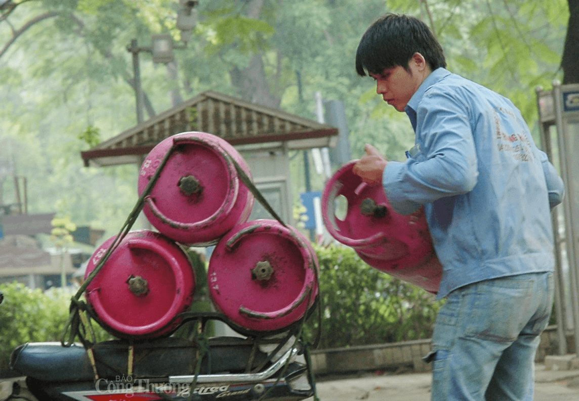 Giá gas bán lẻ trong nước tháng 5 giảm hơn 7.000 đồng/bình 12kg