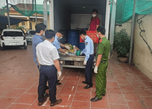 Thái Nguyên: Tiêu hủy 520kg thực phẩm đã biến đổi màu sắc, bốc mùi hôi thối