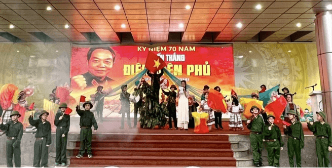 Sống lại khí thế hào hùng của Chiến thắng Điện Biên Phủ cùng thầy và trò Trường THCS Trương Công Giai