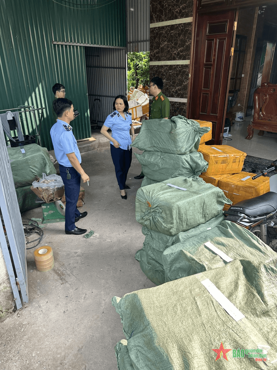 Hà Nội phát hiện hơn 1,5 tấn thực phẩm không rõ nguồn gốc, xuất xứ
