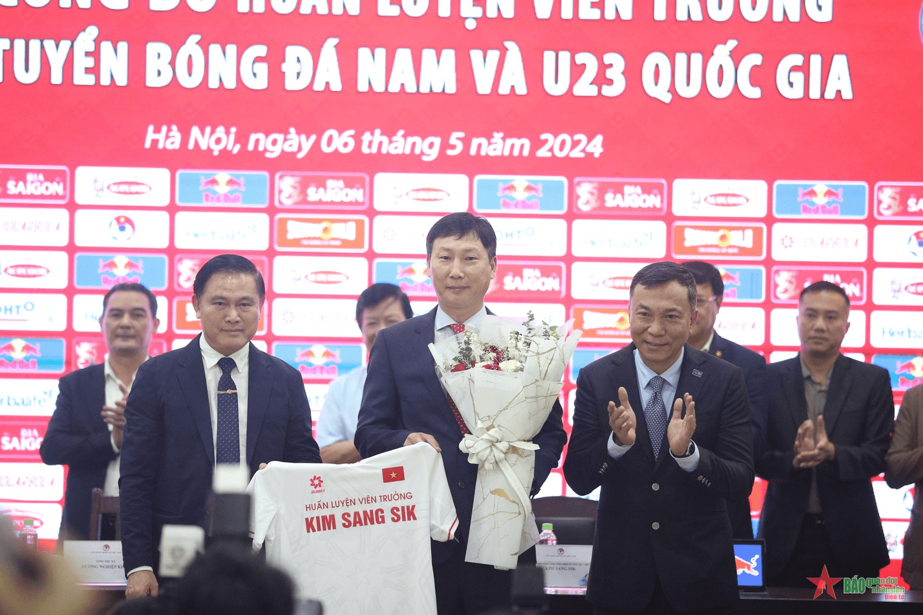 HLV Kim Sang Sik: “Tôi học ông Park Hang-seo nhưng cũng có cách làm riêng”