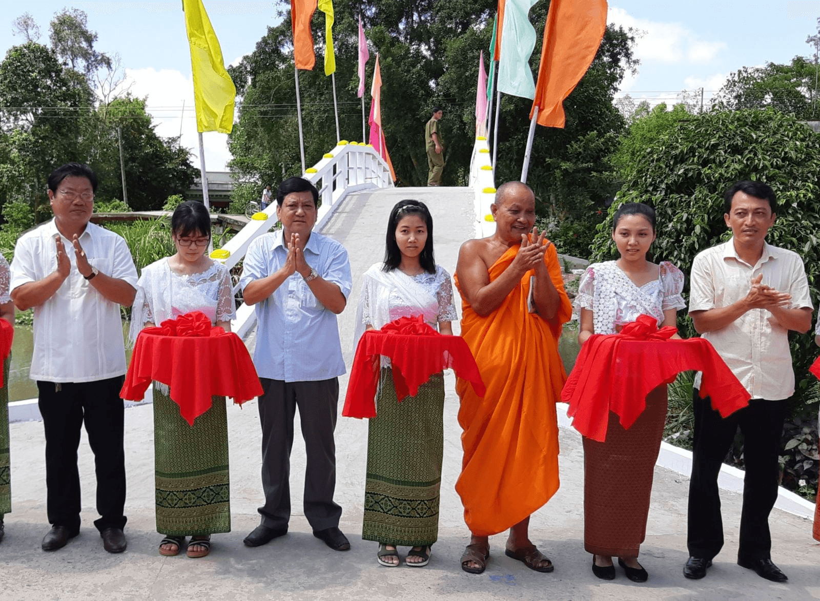 Gắn kết đạo và đời