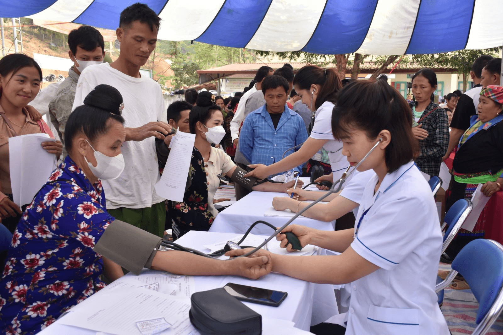 Niềm vui của đồng bào Hua Thanh