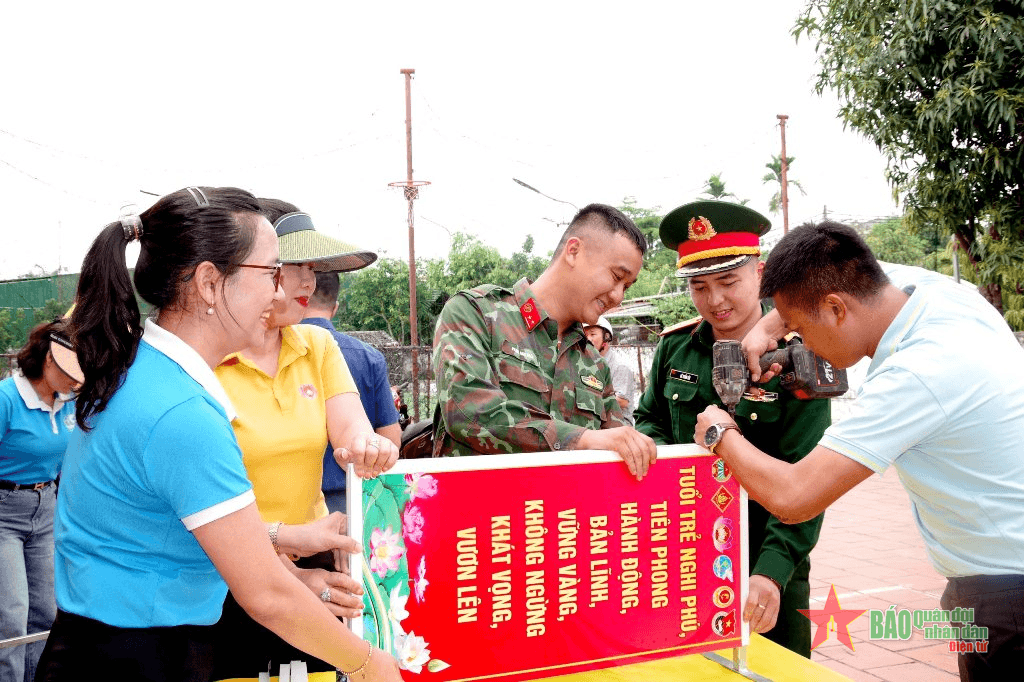 Lữ đoàn Thông tin 80, Quân khu 4: Thắm tình quân dân xứ đạo