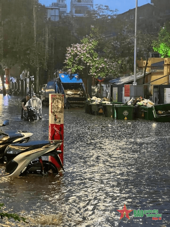 Hà Nội: Mưa lớn bất ngờ, nhiều tuyến phố ngập sâu trong nước