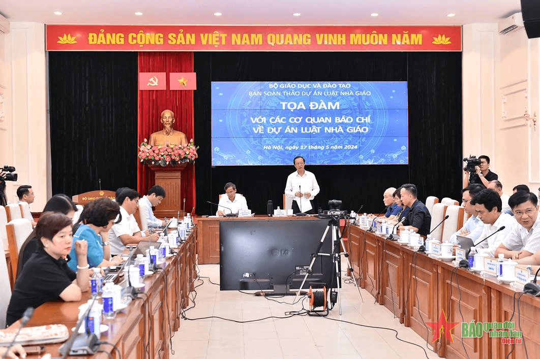 Nhà giáo đang làm việc đương nhiên có chứng chỉ hành nghề