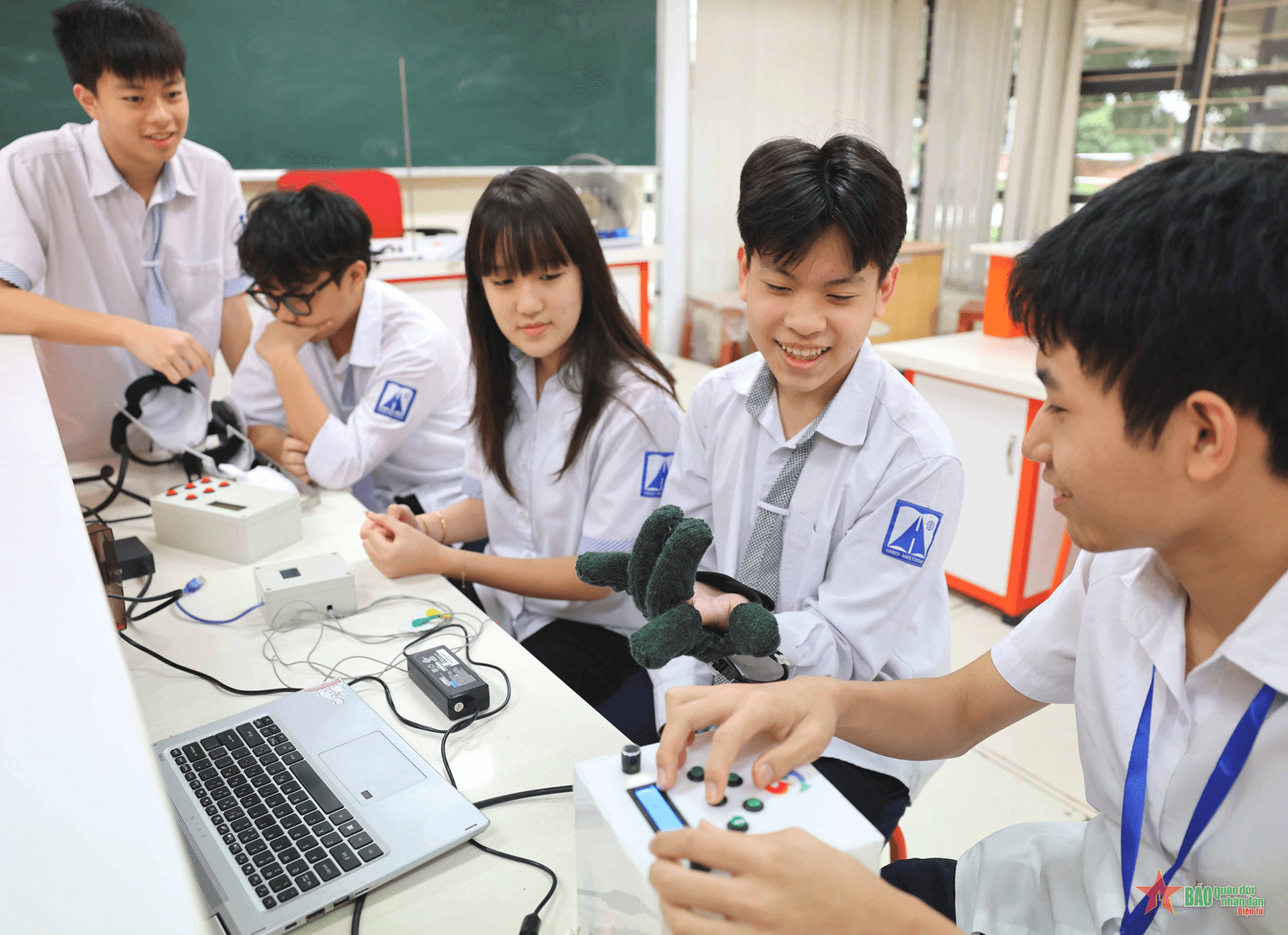 Chủ nhân của thiết bị thông minh hỗ trợ người tai biến