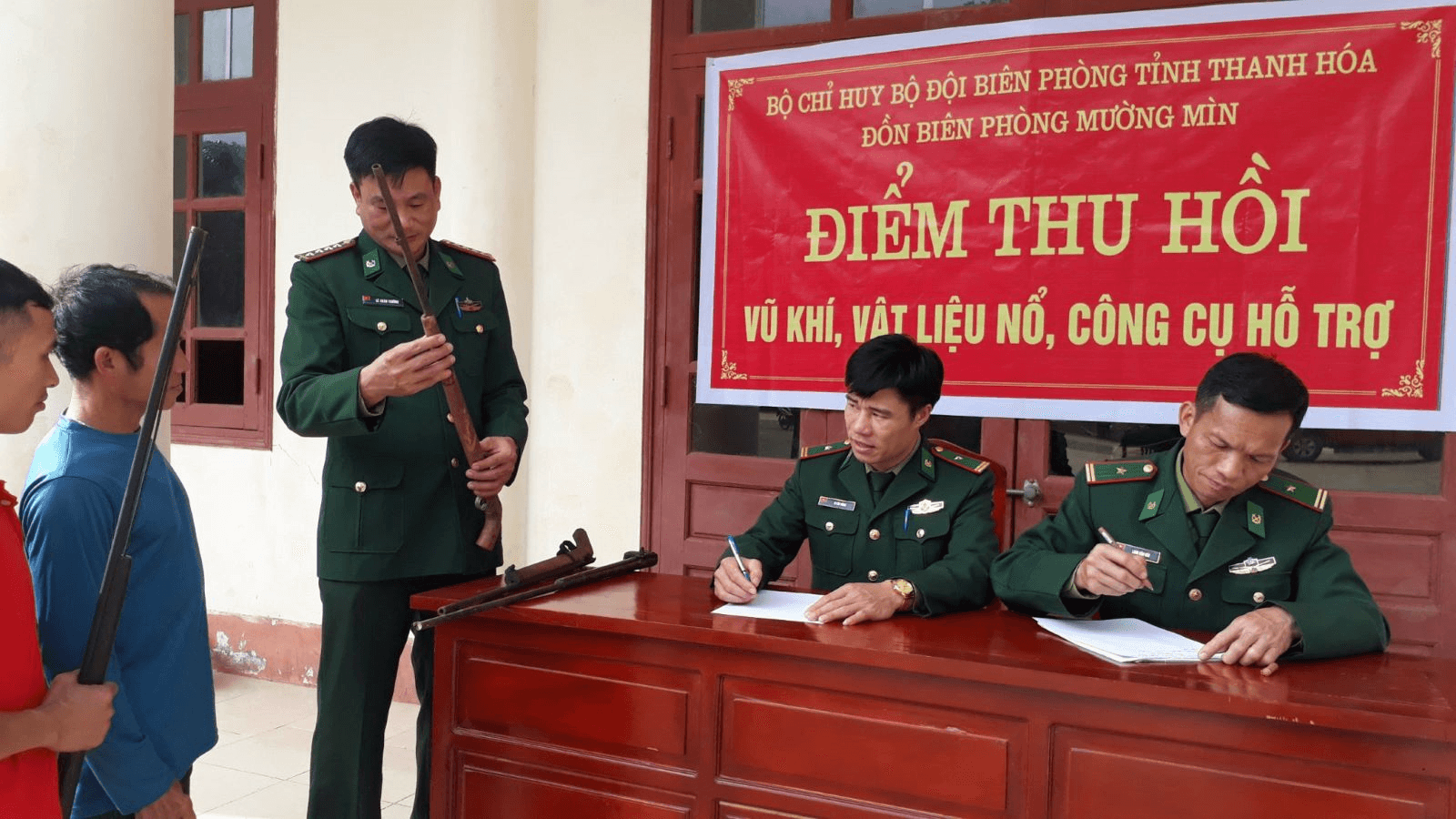 Nỗ lực vận động người dân giao nộp súng tự chế