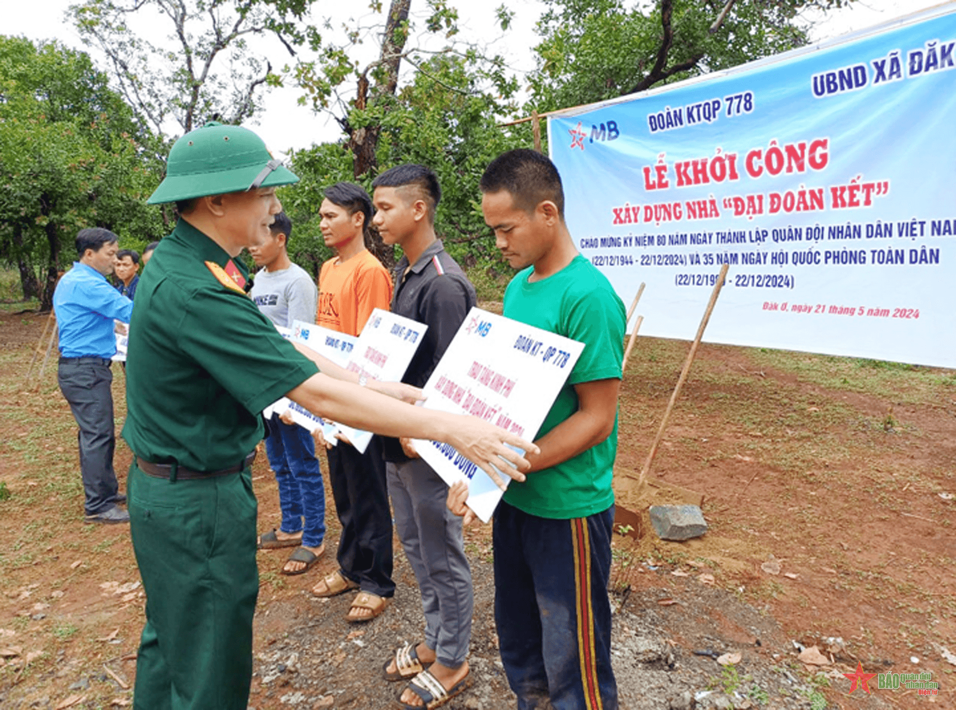 Khởi công xây dựng 8 căn nhà “Đại đoàn kết” tặng hộ nghèo
