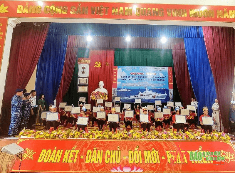 Hải đội 102 tổ chức Chương trình “Cảnh sát biển đồng hành với ngư dân” tại Hà Tĩnh