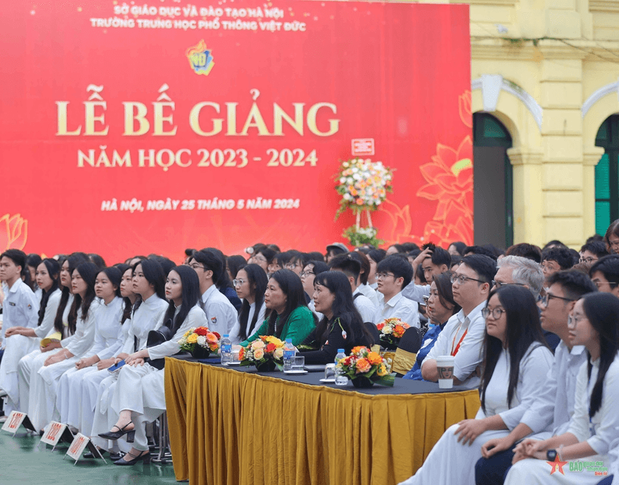 Lưu luyến giây phút bế giảng