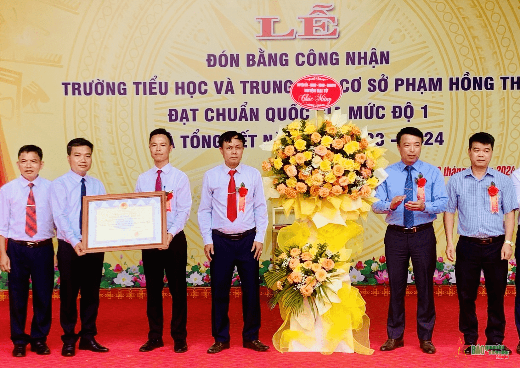 Trường Tiểu học và Trung học cơ sở Phạm Hồng Thái đón bằng công nhận trường đạt chuẩn Quốc gia