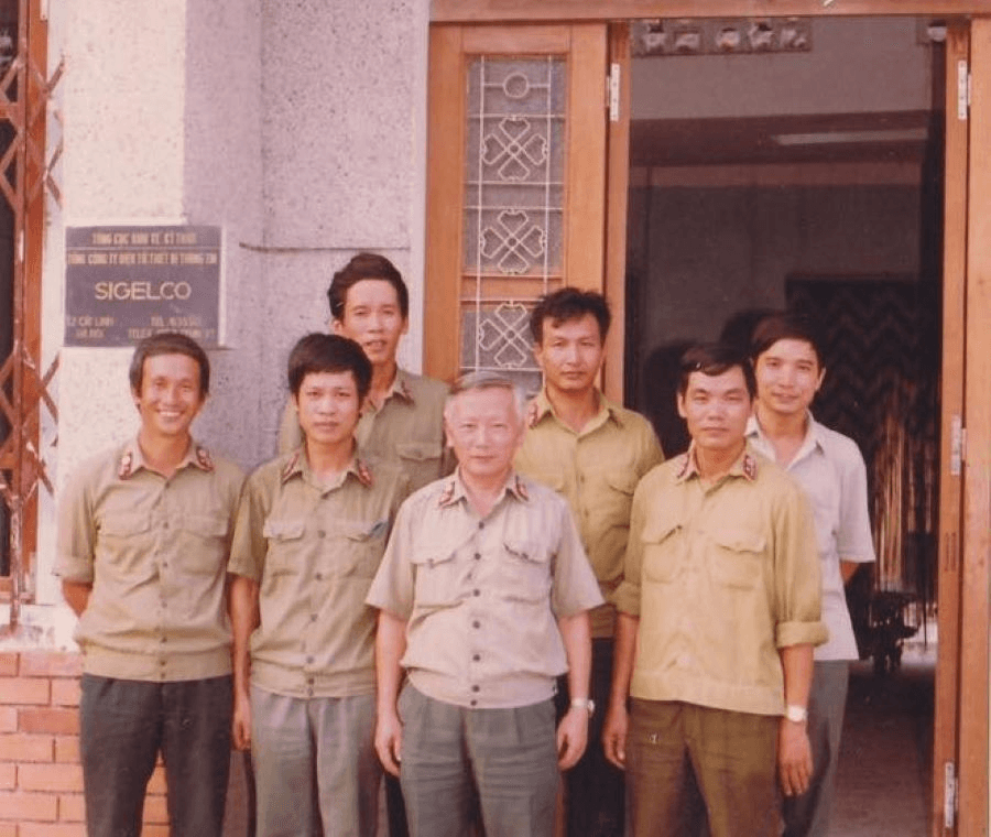 Viettel 35 năm lớn lên từ những việc khó - Bài 1: Từ kéo cáp, dựng cột thuê tới làm chủ mạng viễn thông