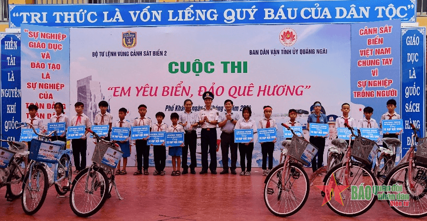Vùng Cảnh sát biển 2 tổ chức Chương trình “Cảnh sát biển đồng hành với ngư dân” tại Đức Phổ, Quảng Ngãi