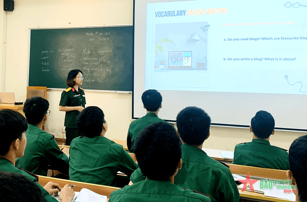 Chăm lo đội ngũ cán bộ, giảng viên ngoại ngữ