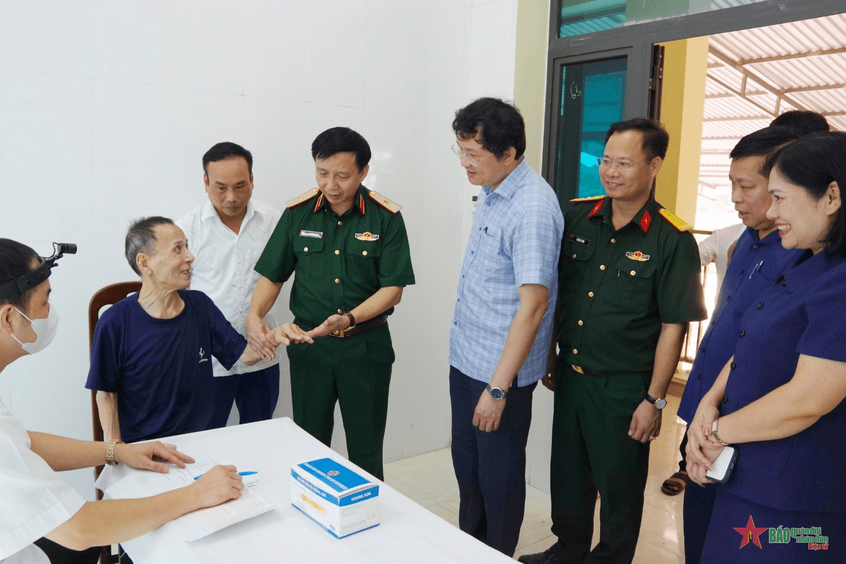 Học viện Hậu cần khám bệnh, cấp thuốc cho người dân ở huyện Phú Lương, tỉnh Thái Nguyên